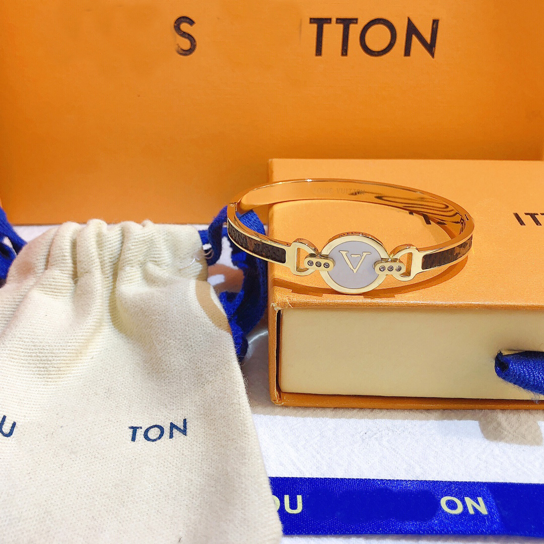 

Luxury Designer Leather Bangle Bracelet for Women Monogram Coated 18k Gold Plated Fashion Design Popular Embossed Stamp Brand Letters Accessory