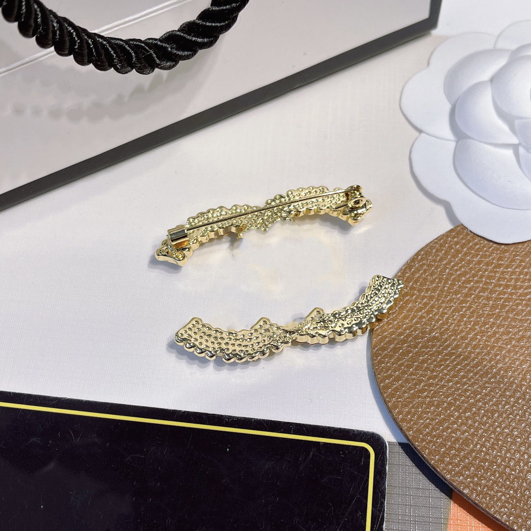 

Luxury Designer Women Men Letter Brooches 18K Gold Plated Stainless Steel Brooch Pin Pearl Crystal Rhinestone Jewelry Marry Christmas Party Gift Accessorie D124