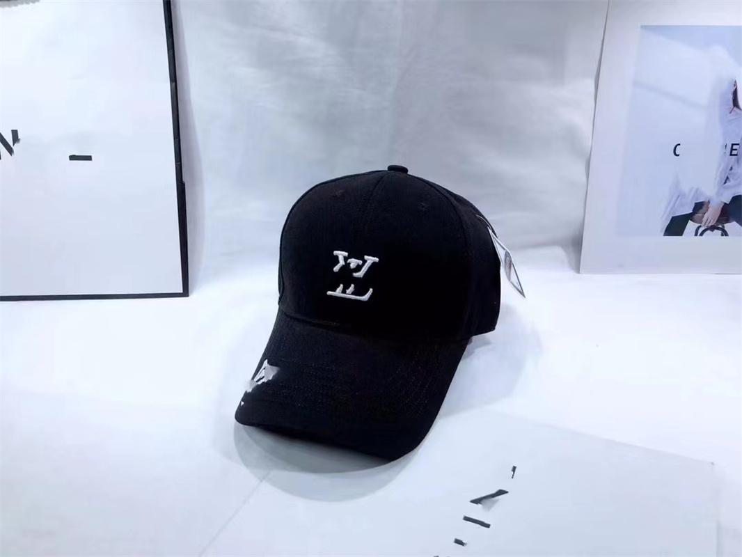 

Designer Classic Simple baseball cap Couple Sports Embroidery Letter Fashion Hat Street Cool Versatile Hat, Pink