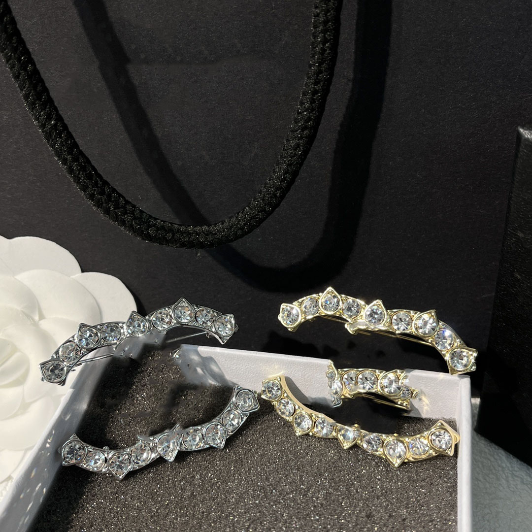 

2color Fashion Designer Stainless Steel Brooches Luxury Girls Diamond Lapel Pins Brand 18k Gold Plated Love Jewelry Wedding Party Love Gift D141