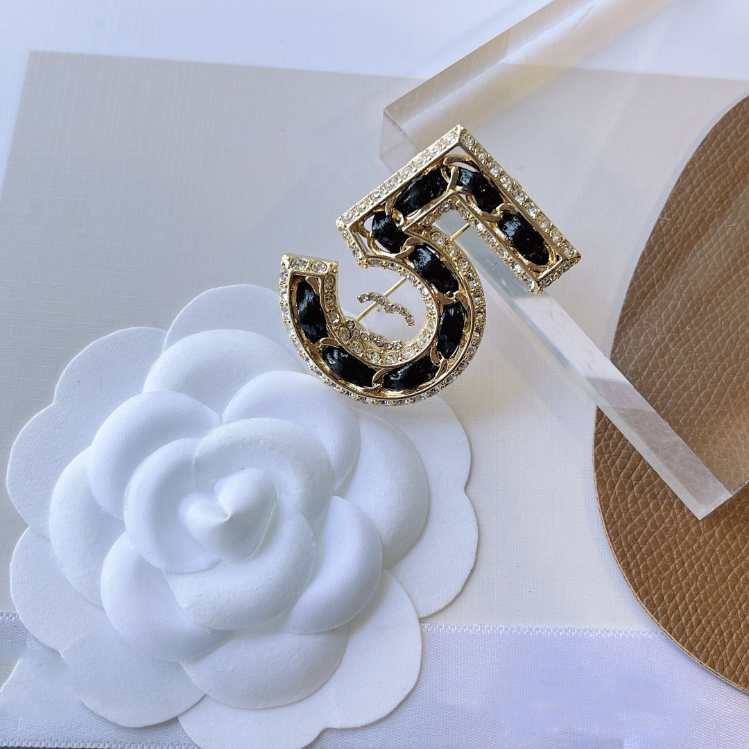 

18K Gold Plated Crystal Rhinestone Brooches Luxury Designer Stainless Steel Letter Suit Leather Collar Pin Brooch Geometric for Men Women Wedding Jewelry D127