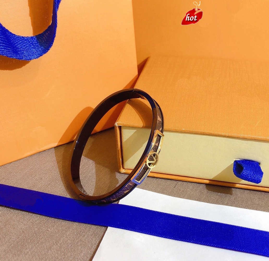 

New Style Bracelets Women Bangle Designer Letter Jewelry Faux Leather 18K Gold Plated Stainless steel Womens Wristband Wedding Gifts EE4B