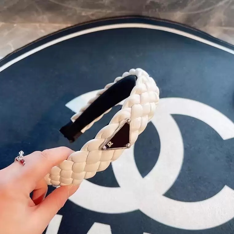 

Designer Hair Accessories Headbands Knitting Leather 2022 Lady Triangle Letter New Style Simple Four Color Hair Band, White