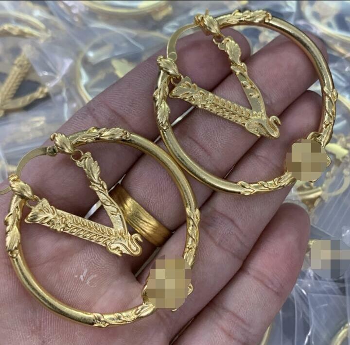

Hiphop Designed Hoop Exaggerated Big Round V letter Earings Banshee Medusa portrait Virtus Stud 18K gold plated Greece Meander women Jewelry Christmas Gift MER1 - -513