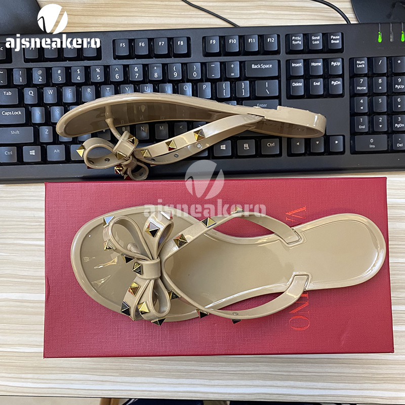 

Flip flops valentino slipper summer New fashio style Europe United States brand designer rivets bow sandals women sandals high quality Valentinoe''Valentinoity