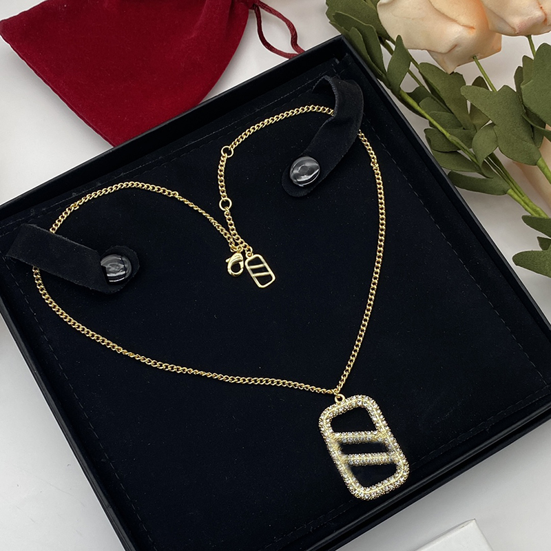 

Luxury Designer Pendant Necklaces For Women Silver Gold Necklace Diamonds Letters V Fashion jewelry Designers Chain Womens Gifts 2304105PE