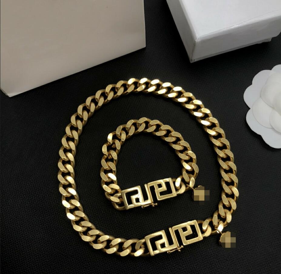 

Fashion Designer Necklaces V Pendant Banshee Medusa Head 18K Gold Plated Bracelets Earrings Rings Birthday Festive Engagement Gifts MN6 --301