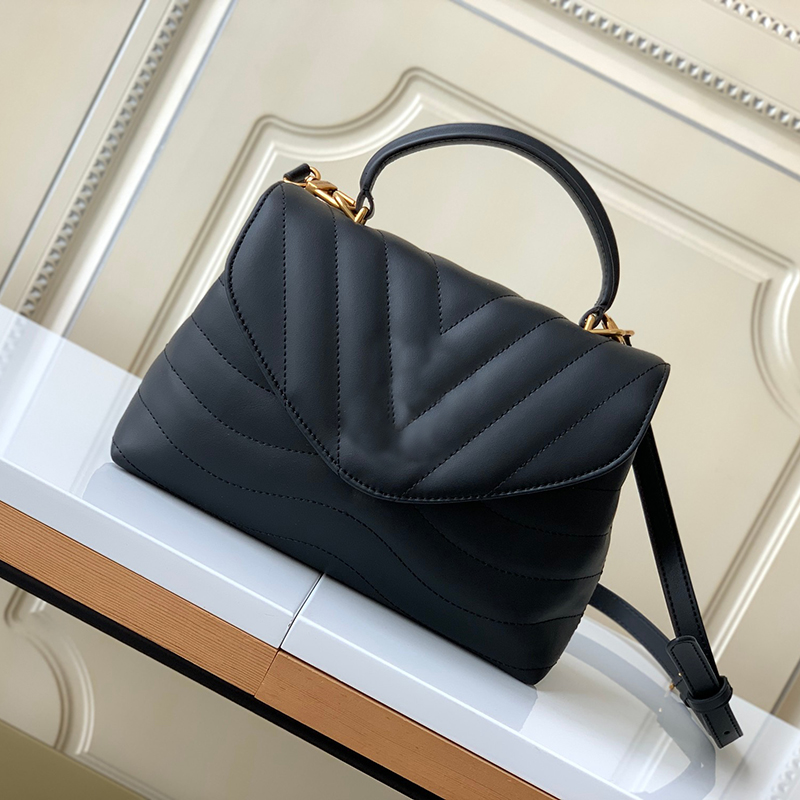 

10A designerbag womenbag 23cm Metal buckle. Detachable and adjustable leather strap enhances the ease of this handbag lv045