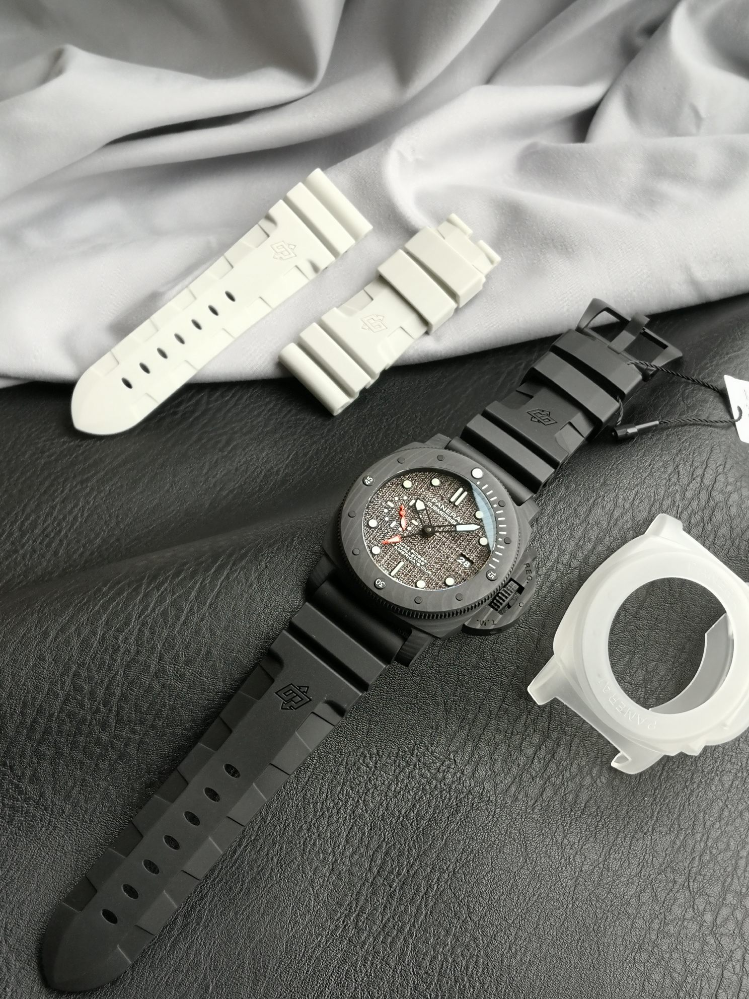 

vs pam1039 Men's mechanical watch in carbon fiber Designer Luxury Sports Watches for Mens Paneraiss Quility Chronograph Function Men Watch