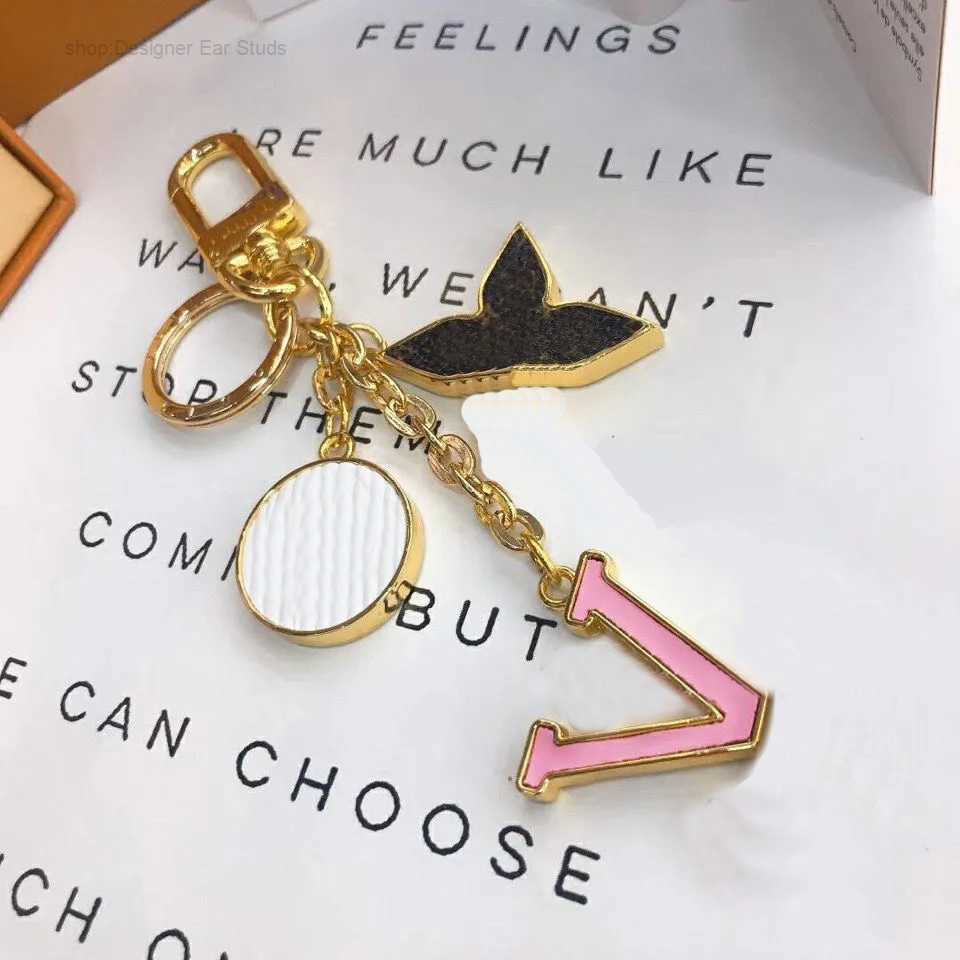 

Keychains Luxury Designer Keychain Fashion Classic Brand Key Buckle Letter Design Handmade Gold Mens Womens Bag Pendant High Quality