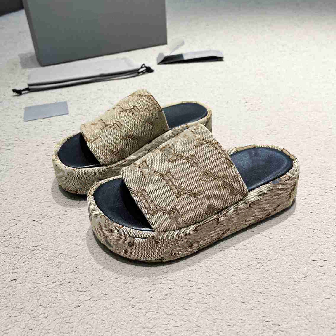 

Fashion Slippers 2023 Balencaigaity Luxury design summer men's and women's flats thick soled leather rubber lettering logo casual cartoon beach slippers 03-0004