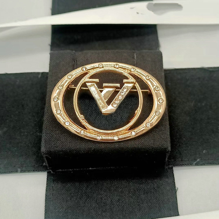 

Double V Letter Brooches Luxury Brooch Brand Design Pins Women Crystal Rhinestone Pearl Suit Pin Fashion Jewelry Decoration Jewelry Accessories