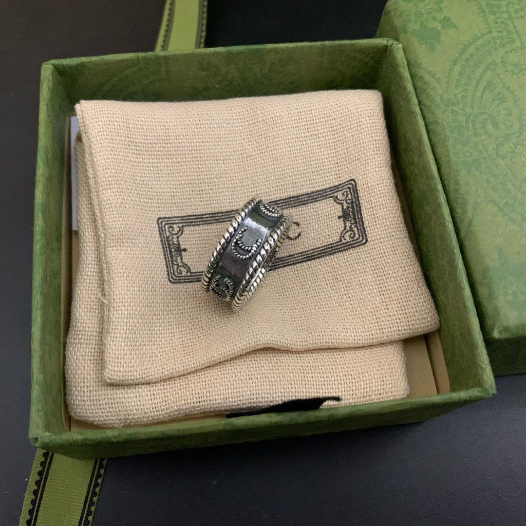 

Luxury designer ring Classic men and women silver pair ring Hip-hop trendy couple letter ring Fashion versatile personality accessories accessories Good gift