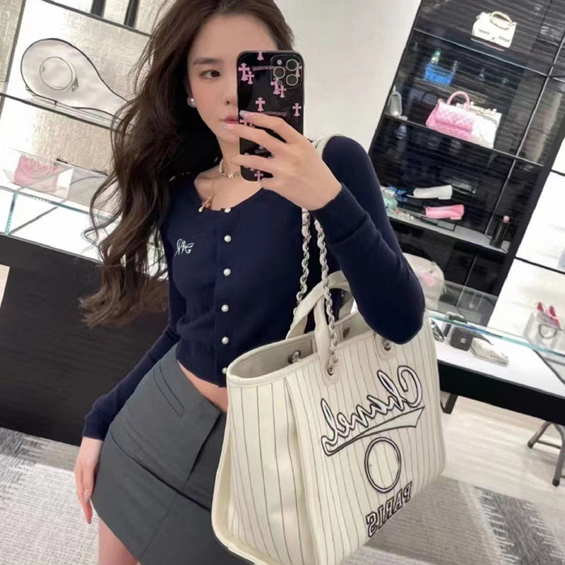 

10A designerbag womenbag Striped White Beach Bag. It's a nice texture canvas with cowhide CH001