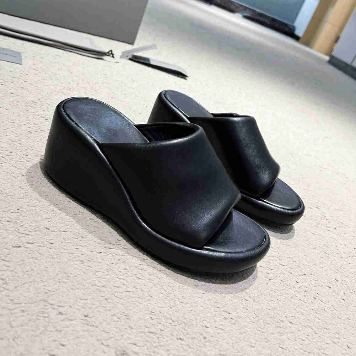 

Fashion Slippers 2023 Balencaigaity Luxury design summer men's and women's flats thick soled leather rubber lettering logo casual cartoon beach slippers 03-0005