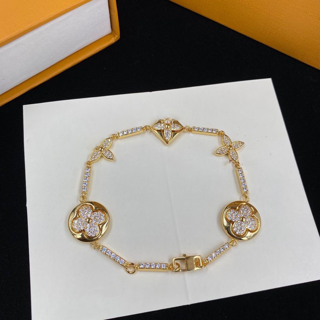 

2023 Luxury fashion bracelet designer lucky four-leaf clover bracelet niche design fashion everything no box
