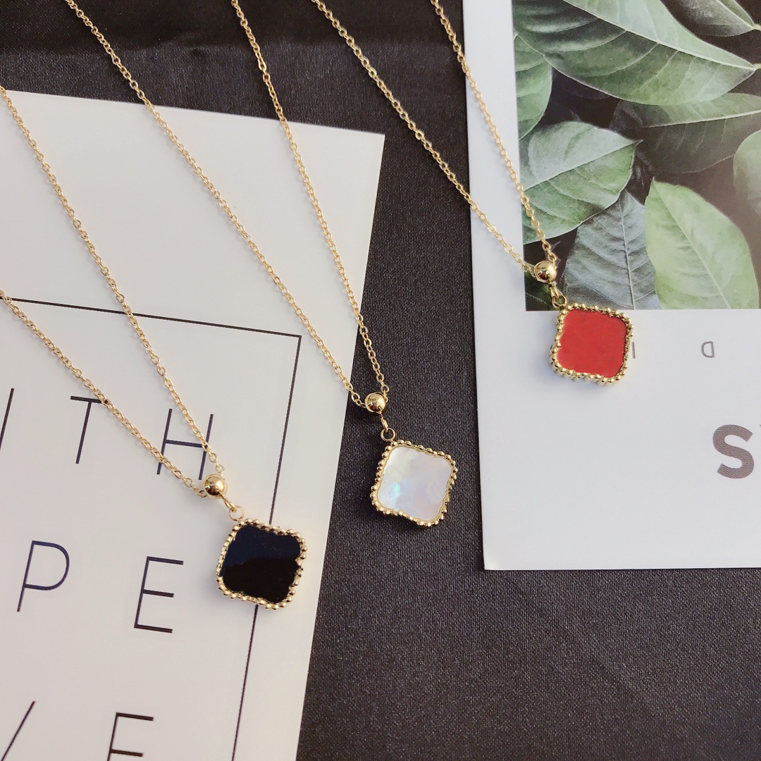 

Luxury Designer Clover Necklaces for Women Pendant Chains Asymmetric Chain Popular Brand Chains Necklace Fashion Gold Plated Long Chain