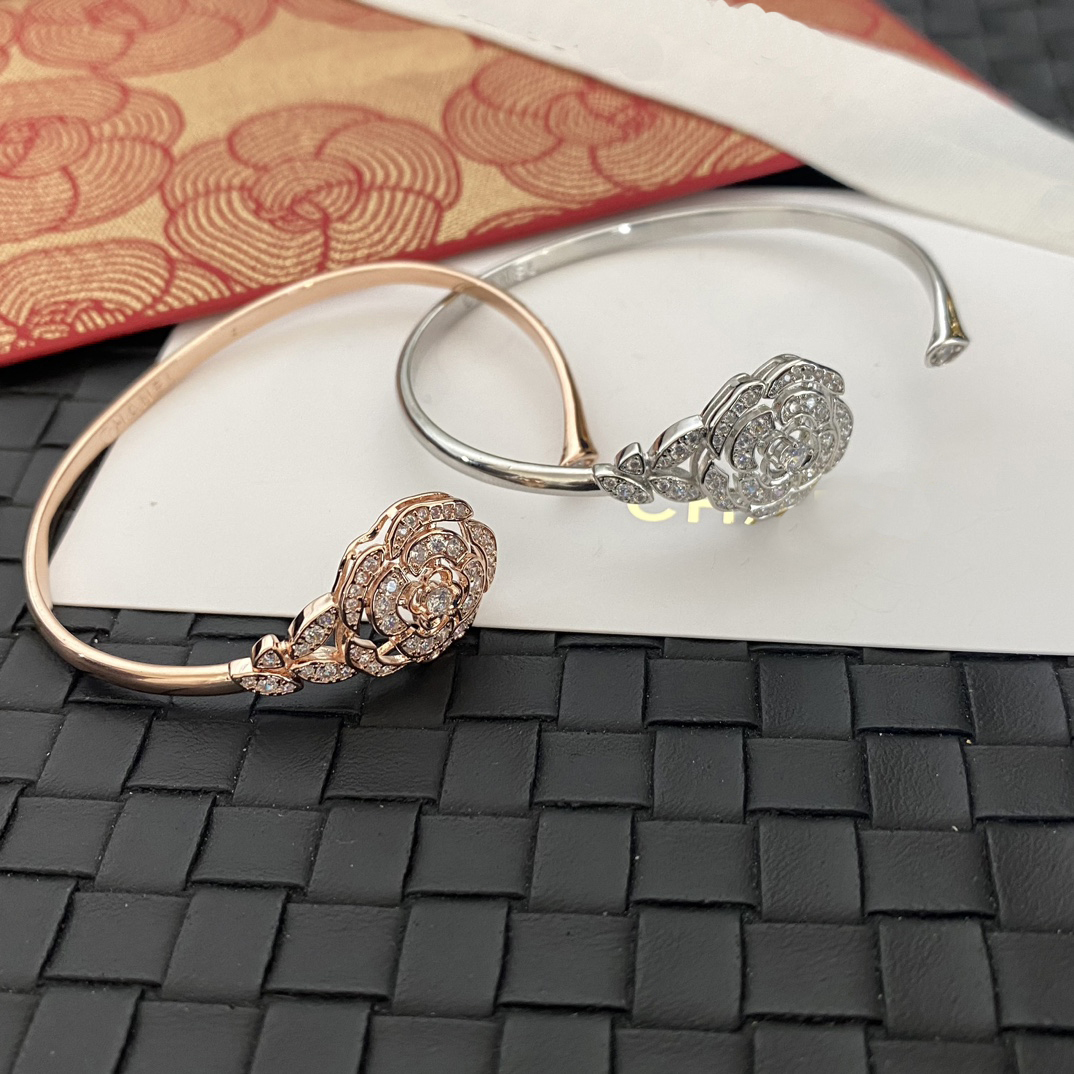 

Luxury Designer Bangle Bracelet for Women Cuff Camellia Rose Gold Plated Fashion Adjustable Design Popular Embossed Stamp Brand Letters Accessory Simple Style