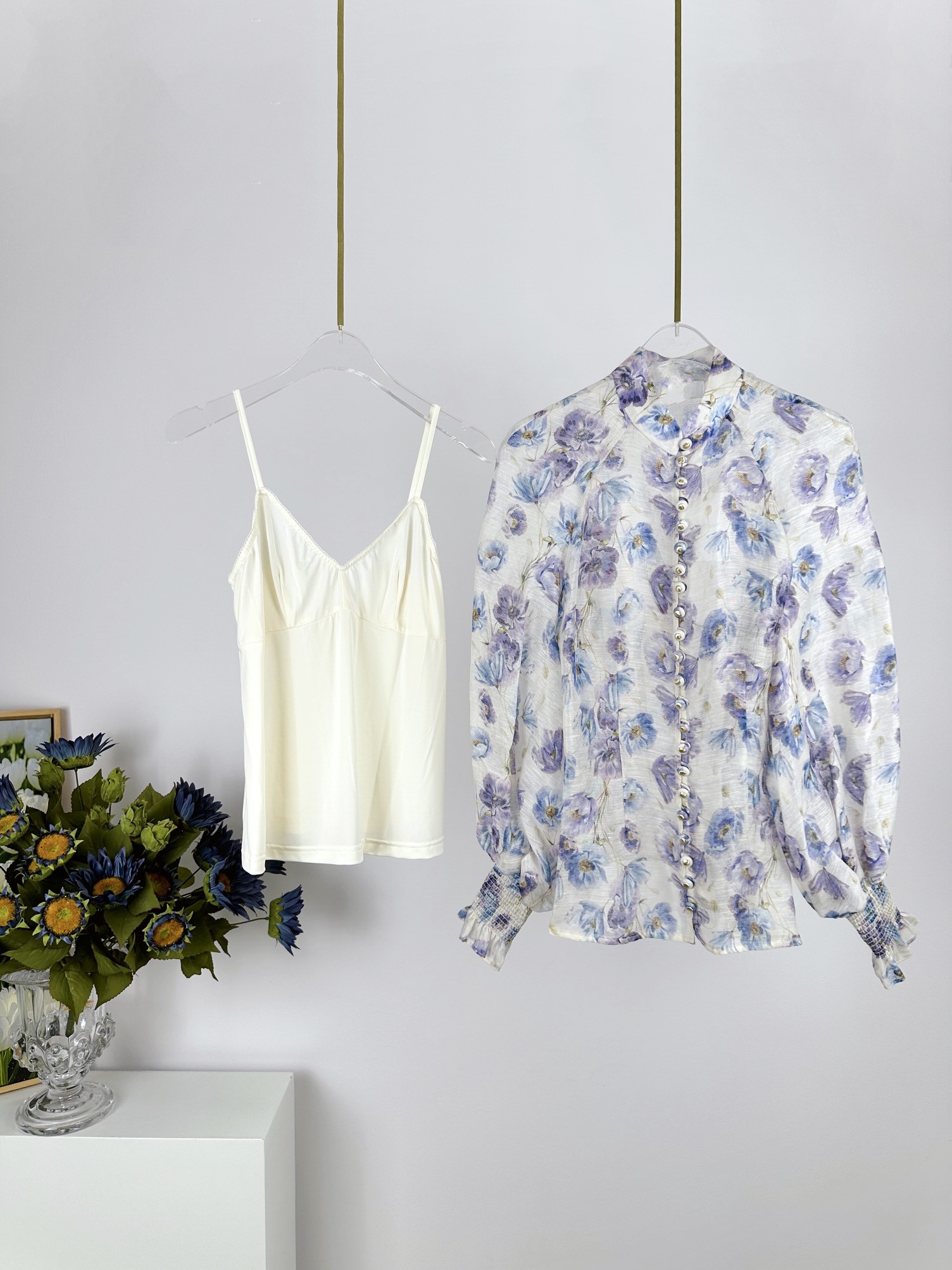 

Women's Blouses & Shirts 2023 Australian designer designs the new Wonderland collection of small standing collar women's shirts for spring and summer, Red