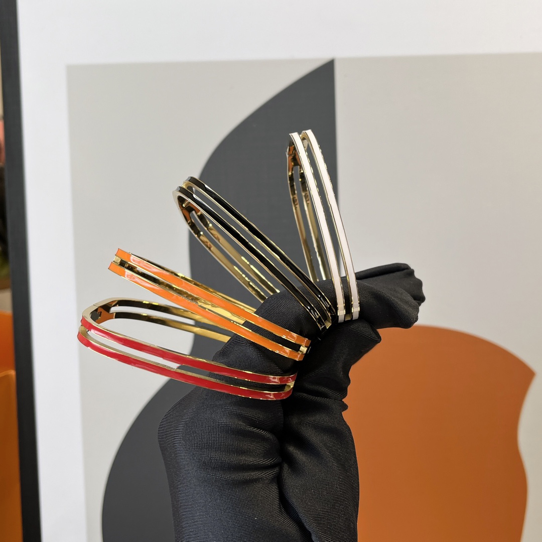 

4 Color Luxury Designer HLetter Bangle Bracelet for Women 18k Gold Plated Fashion Design Popular Embossed Stamp Brand Letters Accessory Simple Style