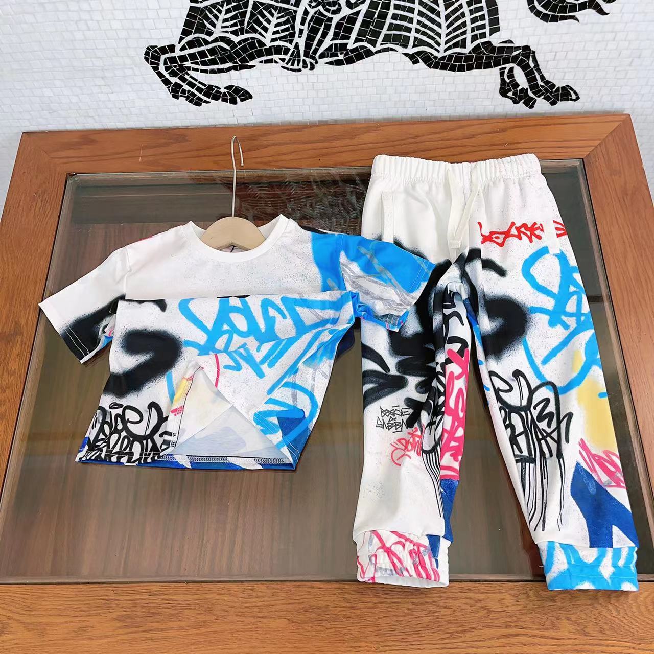 

Designer children clothes sets luxury boys graffiti letter printed short sleeve T-shirts pants 2pcs 2023 summer kids casual outfits A9887, As showed