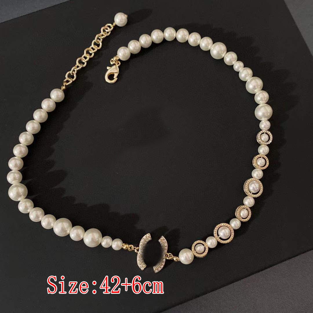 

Designer Brand Letter Pendant Necklaces Luxury Women Big Small Pearl Crystal Collar Chain Never Fading Brass Copper Real Gold Plated Necklace Jewelry Accessories