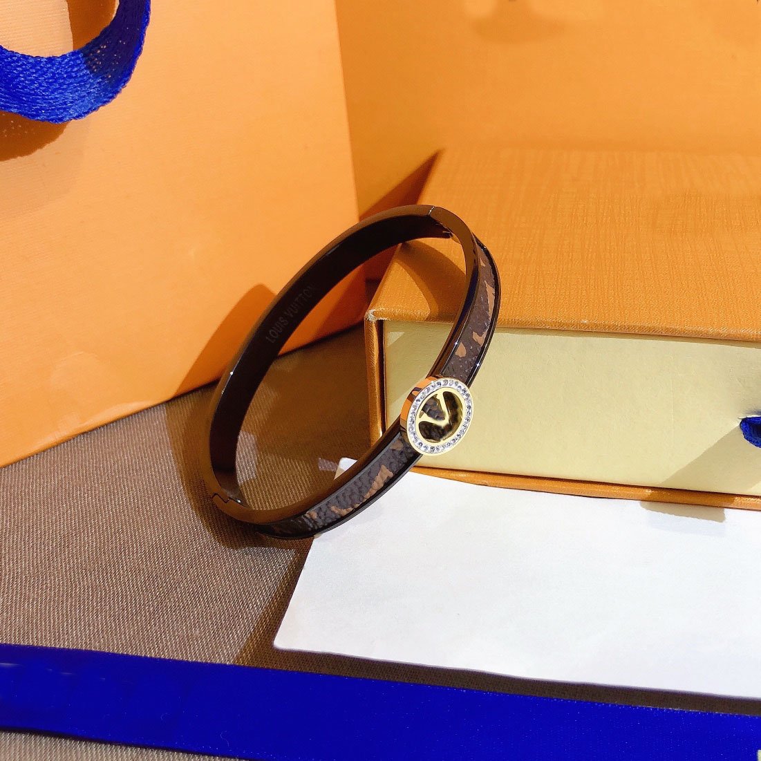 

Luxury Designer Bangle Bracelet for Women 18K Gold Plated Wristband Cuff Fashion Leather Stamp Brand Letters Accessory S288