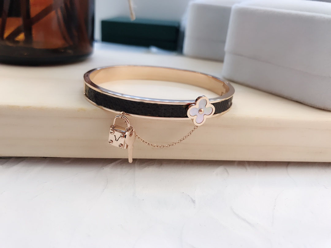 

Fashion Bangle Bracelets for Women Flower Letter Jewelry 18K Gold Plated Stainless Steel Bracelet Faux Leather Womens Wedding Gifts S034