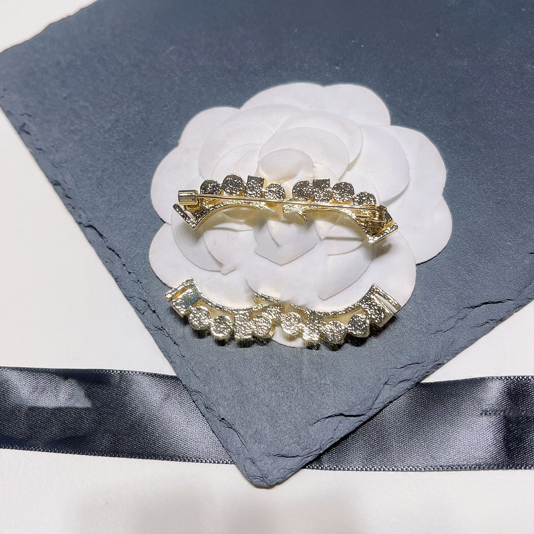 

Luxury Designer Brand Letter Brooches Women Stainless Steel Brooch Lady 18K Gold Plated Crystal Rhinestone Jewelry Pearl Pin Marry Wedding Accessorie D113