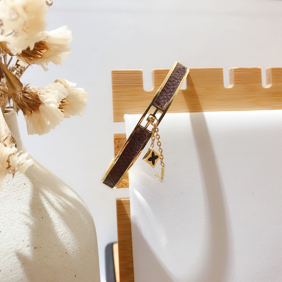 

Fashion Bangle Bracelets for Women Letter Jewelry 18K Gold Plated Stainless Steel Bracelet Presbyopia Faux Leather Womens Wedding Gifts S043