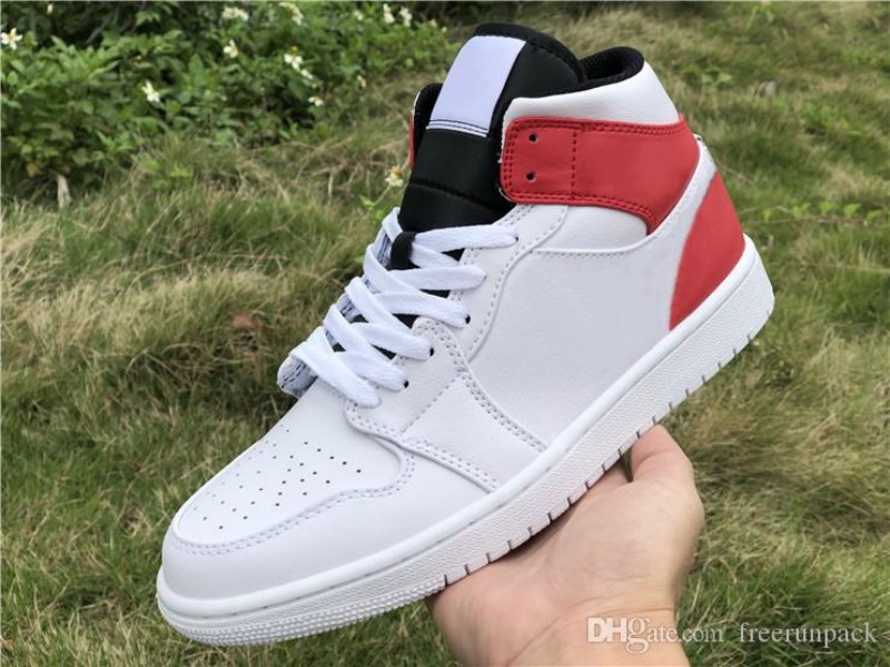 

2023 Basketball shoes New Exclusive Jumpman 1 Mid Remix White Black Red Man Designer Popular I Chicago Fashion Woman Sport Sneakers Good Quality With Box