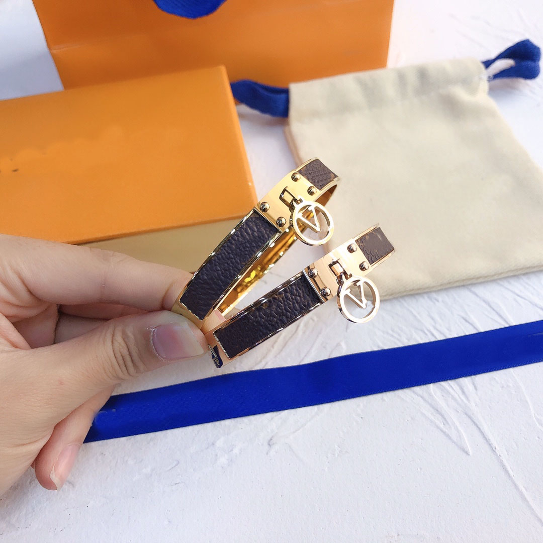 

Women Charm Wide Bangle for Fashion Designer Jewelry Letter Stainless Steel Crystal 18k Gold Bangle Bracelet Rhinestone Wedding Bangles Accessories S074
