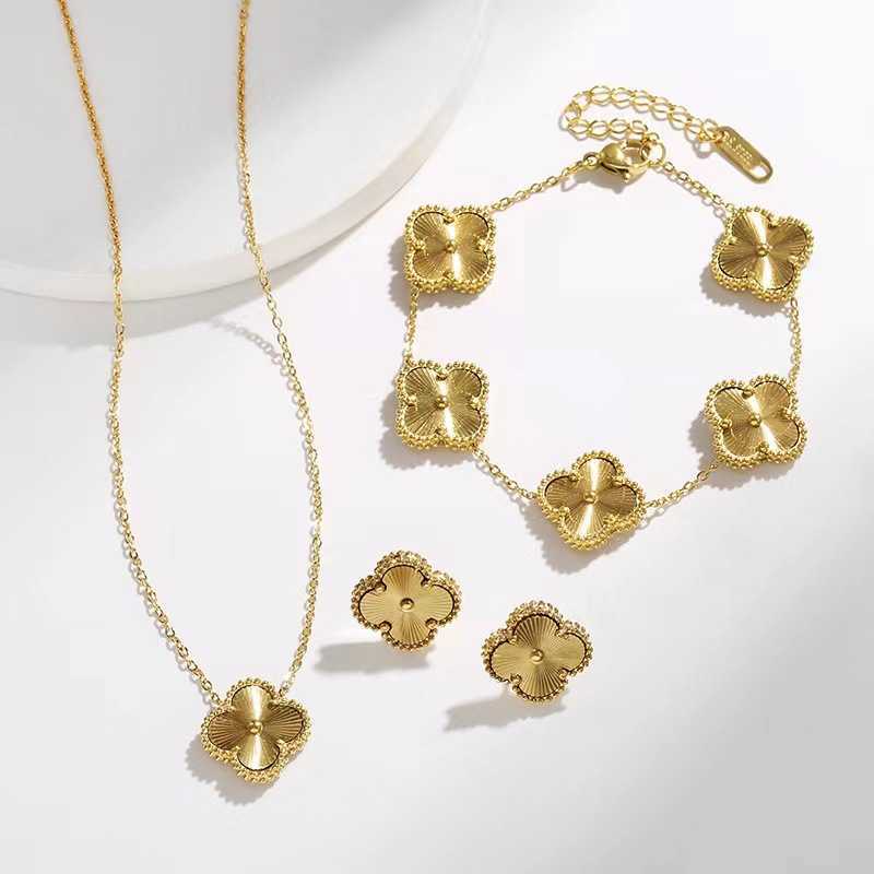 

Fashion Temperament Four-leaf Flower Collarbone Chain Suit Women's 2022 Fashion Net Red Design Feeling Necklace Personality