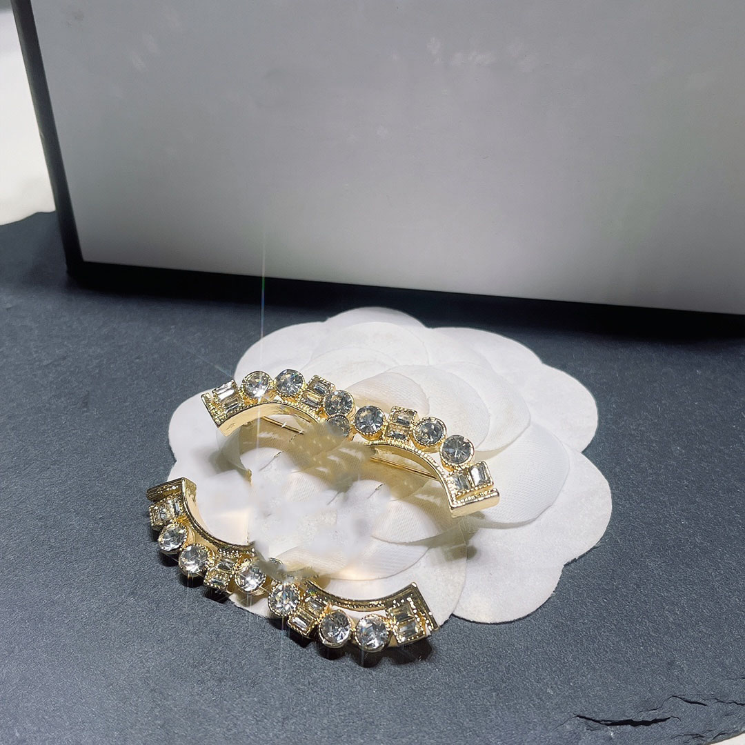 

Luxury Designer Brand Letter Brooches Women 18K Gold Plated Crystal Rhinestone Stainless Steel Jewelry Brooch Lady Pearl Pin Marry Wedding Accessorie D113