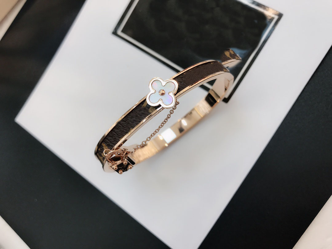 

Fashion Bangle Bracelets for Women Flower Letter Jewelry 18K Gold Plated Stainless Steel Faux Leather Bracelet Womens Wedding Gifts S034