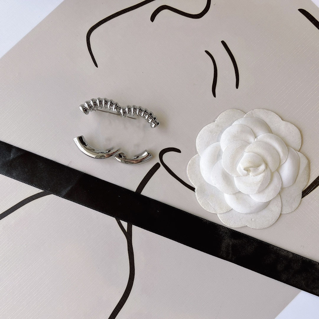 

Brand Designer Stainless Steel Letter Brooches 18K Gold Plated Crystal Pearl Brooch Suit Laple Pin Women Luxury Rhinestone Metal Fashion Jewelry D108