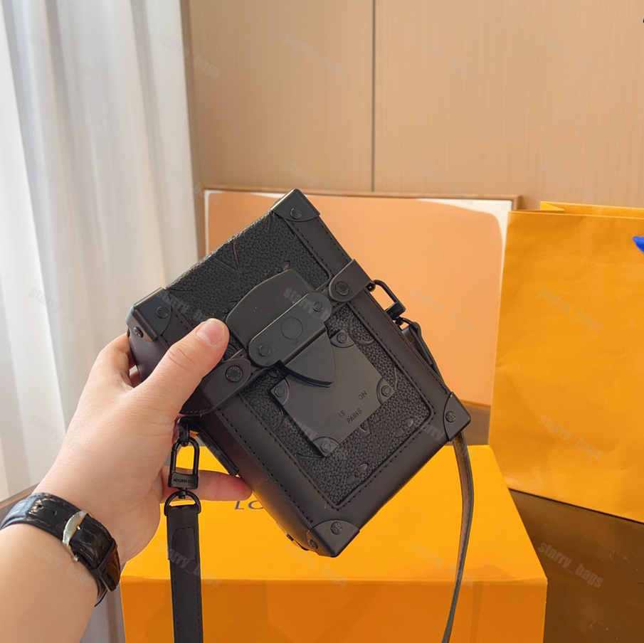 

Men Fashion Crossbody Bag Designer Shouder Bag Vertical Trunk Purse Brand Embossing Chest Bag Box Womens Handbags Small Wallet V Bag strap, Black