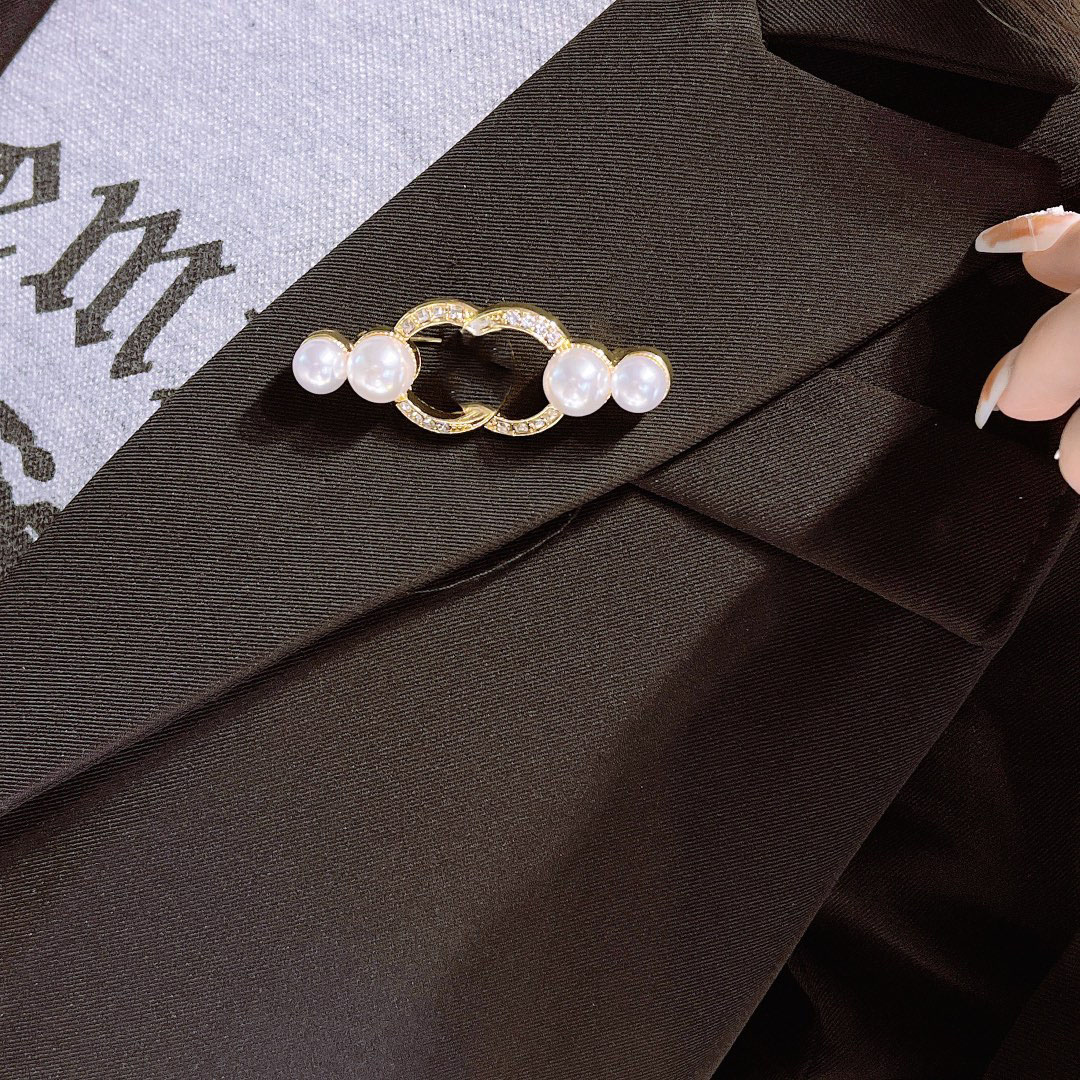 

Brand Designer Stainless Steel Letter Brooches Luxury 18K Gold Plated Crystal Pearl Suit Laple Pin Rhinestone Women Metal Fashion Jewelry D106
