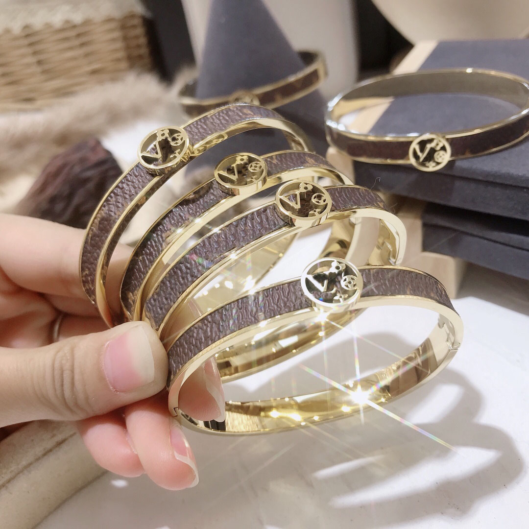 

Women 18K Gold Plated Bangle Designer Letter Faux Leather Presbyopia Wristband Cuff Fashion Stainless Steel Bracelets Jewelry Accessories S019