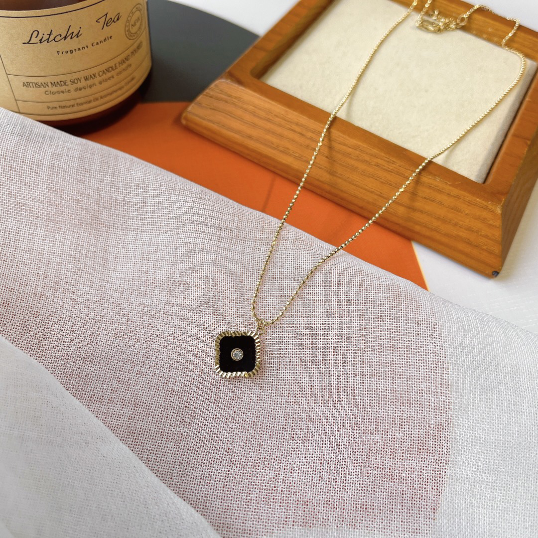 

Luxury Designer Necklace Flower Pendant Chain Diamond Four Leaf Clover 18K Gold Plated Stainless Steel Letter Necklaces Fashion Women Statement Jewelry