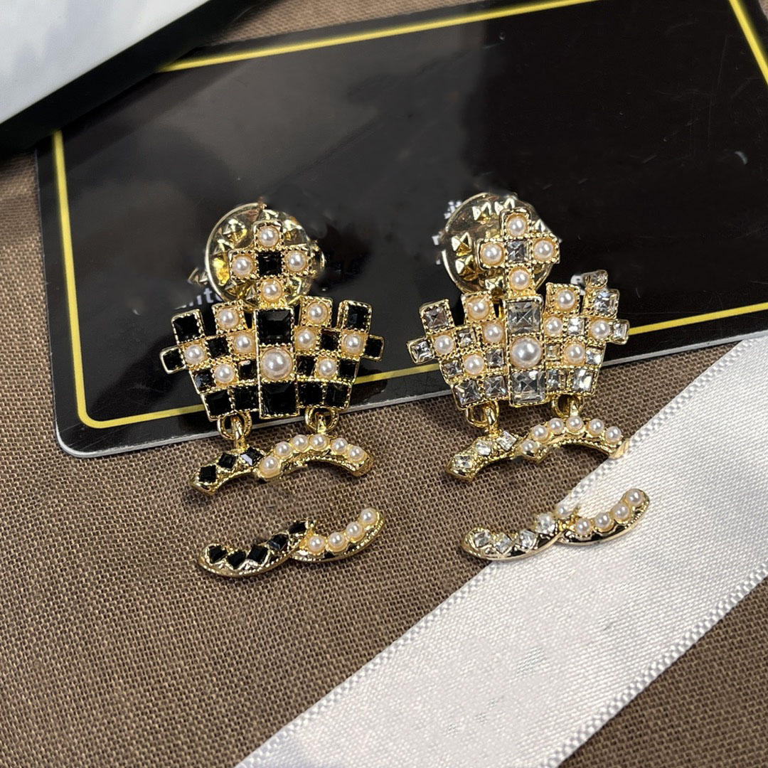 

Luxury Women Designer Brand Letter Brooches 18K Gold Plated Pearl Pin Womens Crystal Rhinestone Jewelry Brooch Charm Lady Marry Wedding Party Gift Accessorie D114