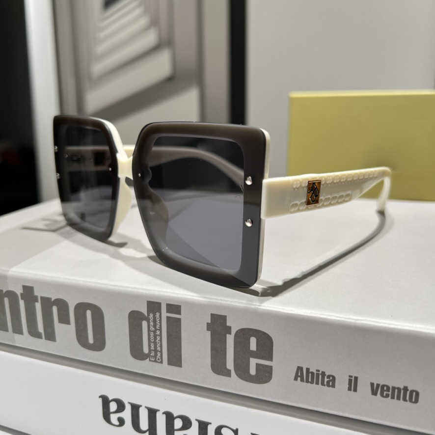 

New Fashion B Family Gradual Large Frame Rivet Sunglasses for Men and Women Universal INS Network Red Square Hollow Street Shoot