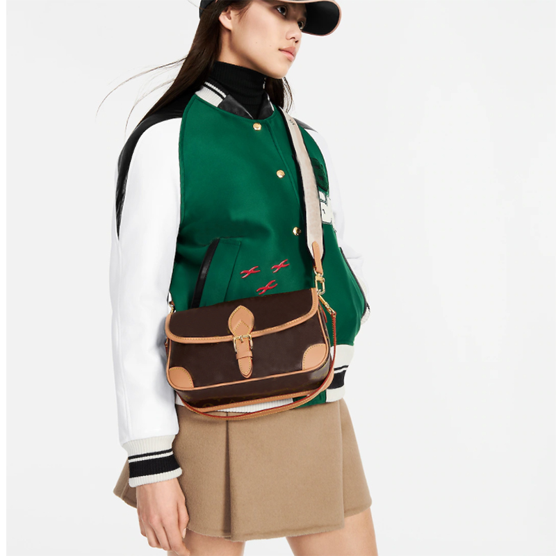 

10A designer bag womenbag The canvas body incorporates leather corners and traditional clasps, matching pockets and a neat liningLV54