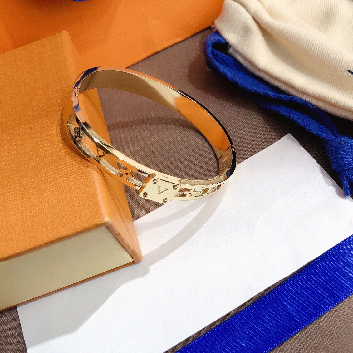 

Fashion Desinger Women 18k Gold Bangle Hollow Letter Crystal Stainless Steel Bracelet Wristband Cuff Wedding Lovers Gift Jewelry S279