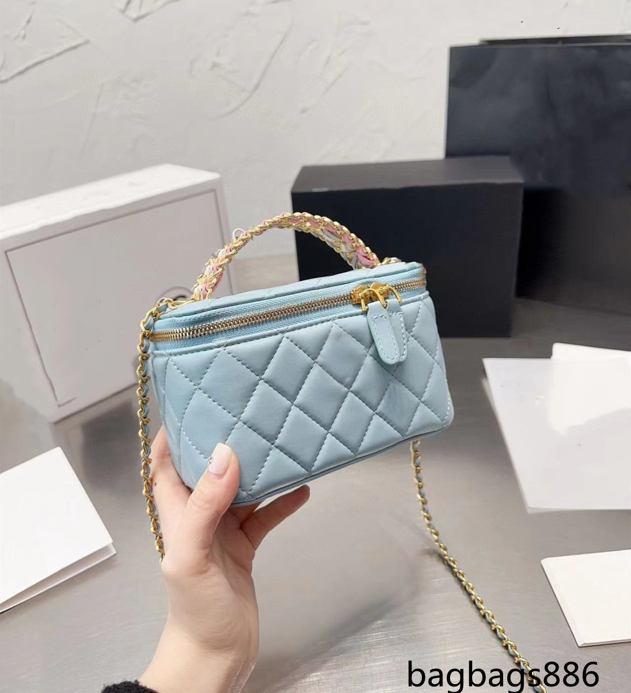 

designer handbags Highest bag French women believe the vanity bag handbag sheepskin boxes, cosmetics cases Matelasse gold hardware chain Crossbody shoulder 17*12cm, Pink