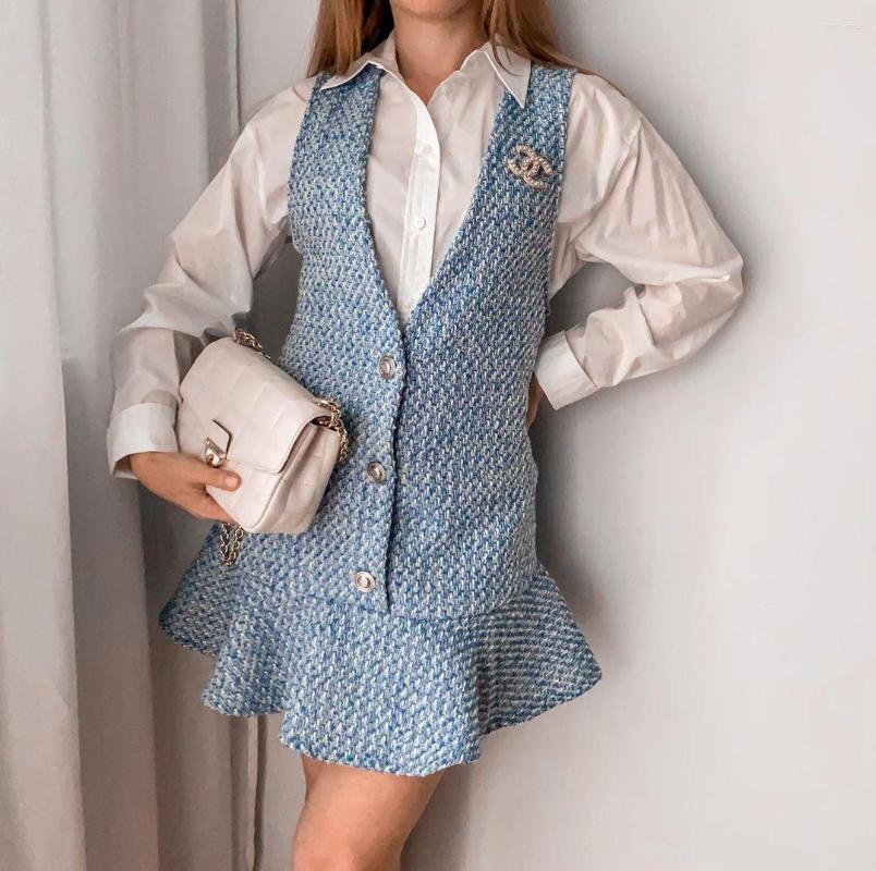

Casual Dresses XEASY 2023 Women Tweed Blue Plaid Vintage Sweet Dress Female Fashion Office Lady Slim V Neck Sleeveless Mini