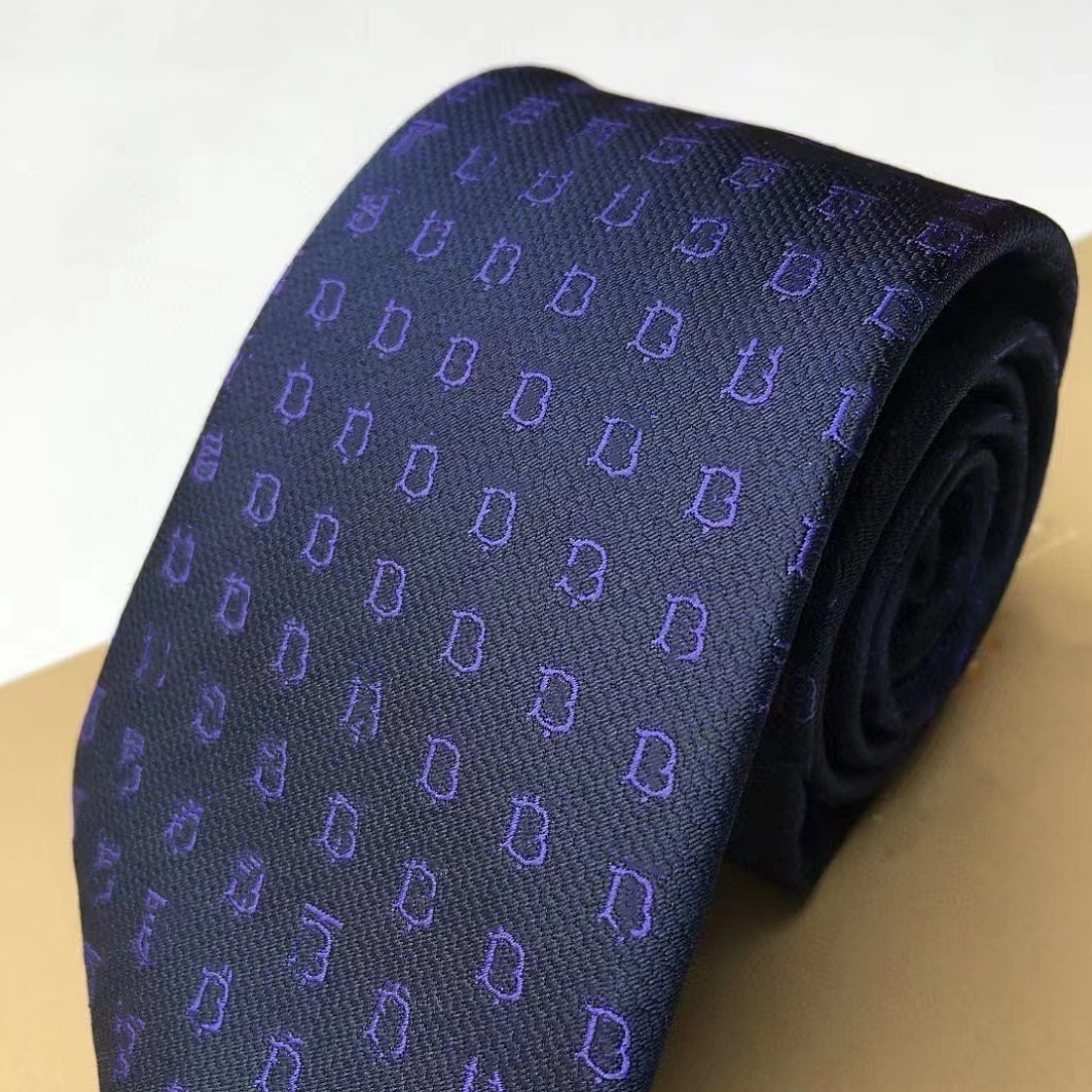 

Men's Silk Tie Fashion Brand Design Dark blue Jacquard Classic Letter printing Yarn-Dyed Handmade Woven Retro Wedding party Business Casual Suit Neck Ties with Box