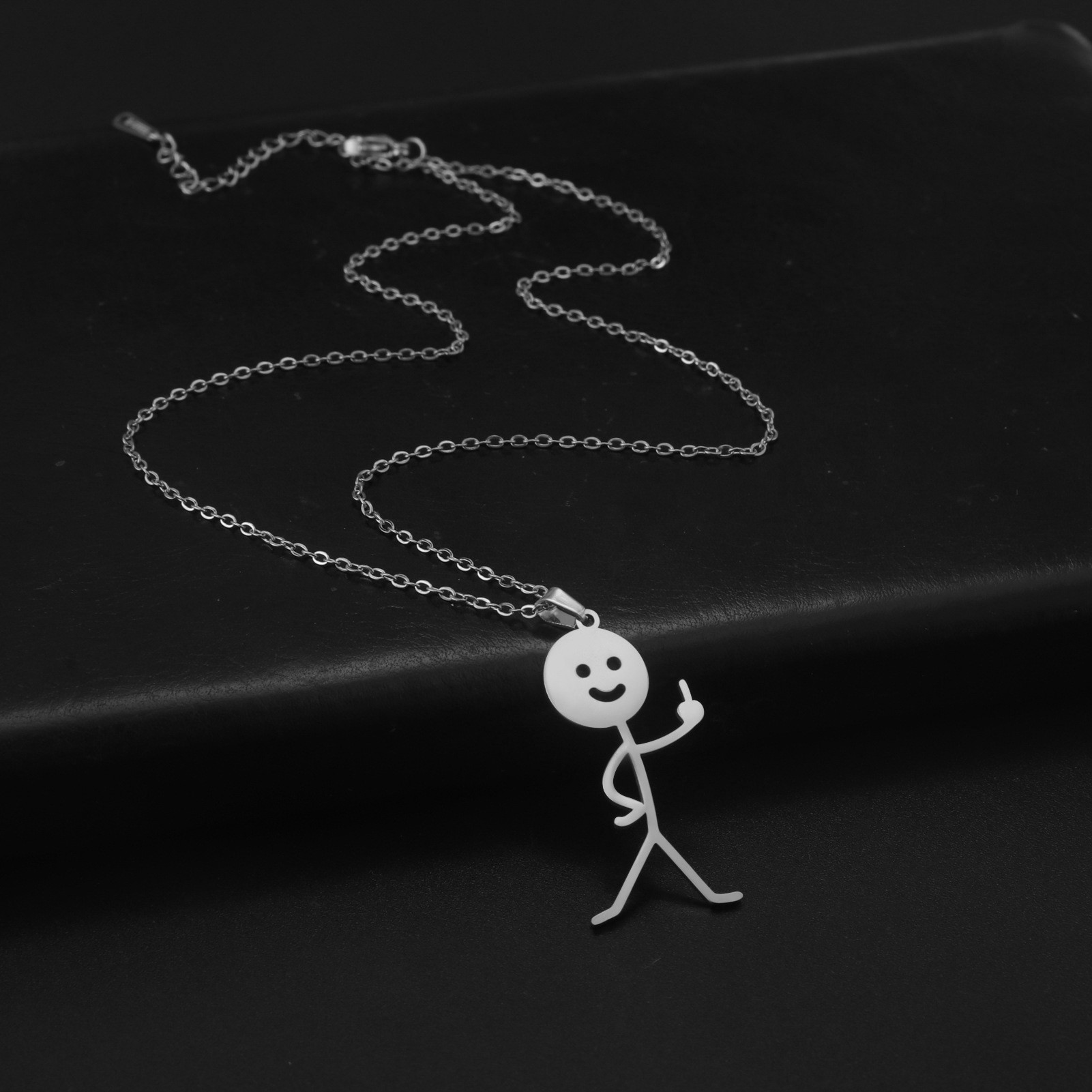 Collier Cool Arm Akimbo avec doigt d'honneur en acier inoxydable, image de dédain, main sur la hanche, figurine d'homme, chaîne à breloques, cade