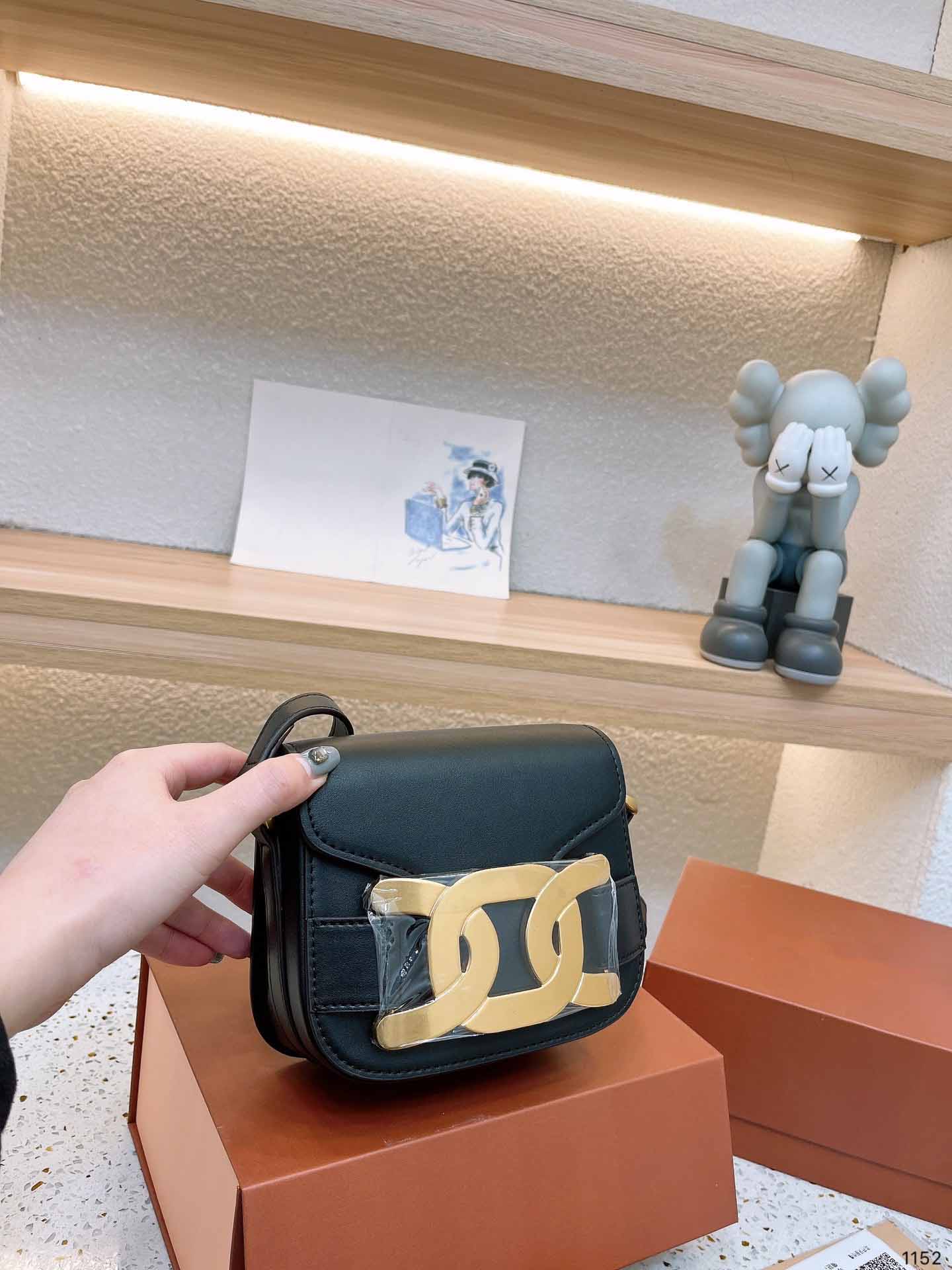 

2023 New Mini Bag Luxury Designer Women's Fashion Shoulder Bag Simple Versatile Commuter Bag