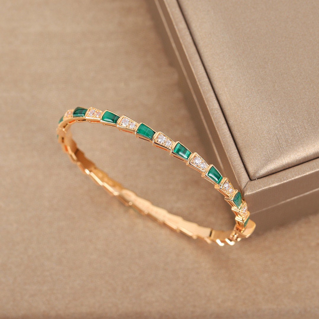 

2023 Luxury quality charm punk bangle with diamond and green color design have box stamp PS7690A
